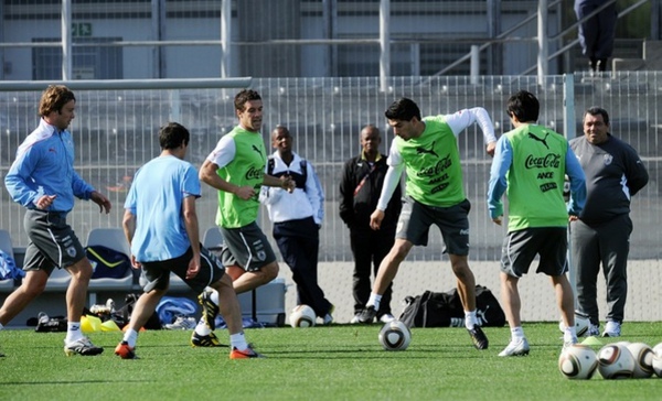 a759a91bafc8c81e50c120f6260d2378-getty-fbl-wc2010-uru-training.jpg