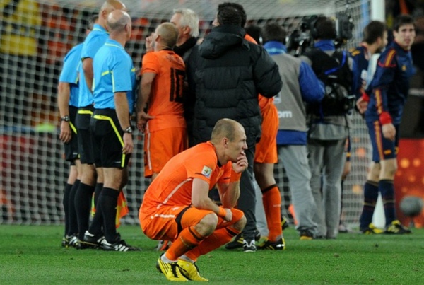 27eb7735764a2b448f997a517db9d13e-getty-fbl-wc2010-match64-ned-esp-trophy.jpg