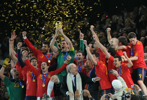 d3694105de522c9e6a942ad7b98e0f3b-getty-fbl-wc2010-match64-ned-esp-trophy.jpg