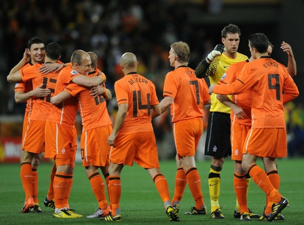 dddfcda4d6b9a837b74516cb90cf6c15-getty-fbl-wc2010-match61-uru-ned.jpg