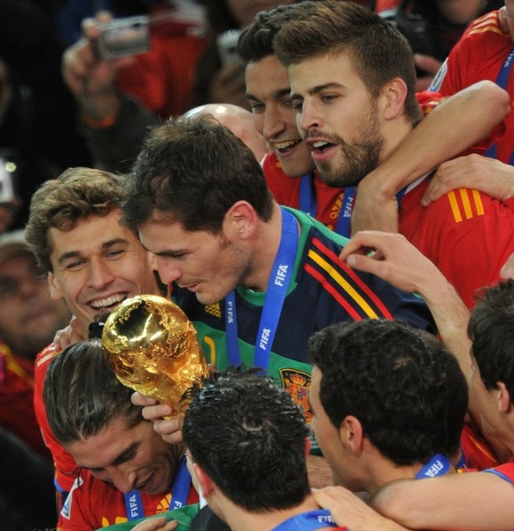 7cd2b8ec9ed37264917c2b55c9ced3f3-getty-fbl-wc2010-match64-ned-esp-trophy.jpg