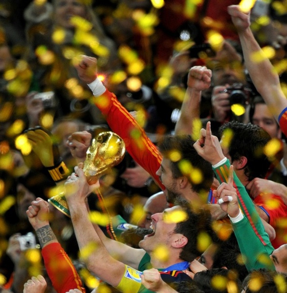 f895e570eae784fa3d0042c9129d10ea-getty-topshots-fbl-wc2010-match64-ned-esp-trophy.jpg