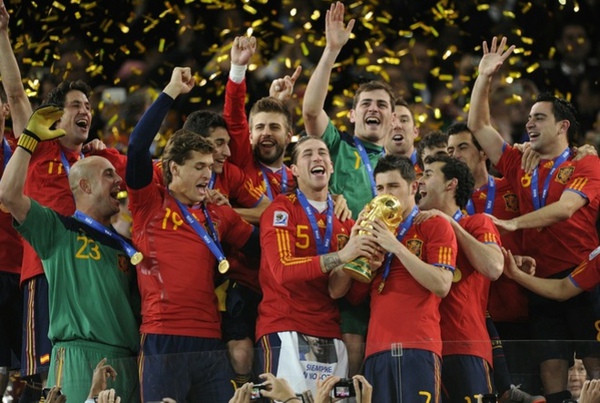 c219efc558746b8cfd5d2225ddbe0ed7-getty-topshots-fbl-wc2010-match64-ned-esp-trophy.jpg