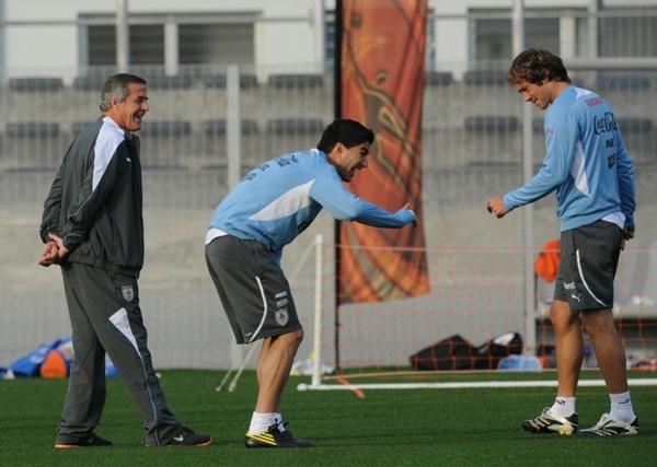 9e25ffdb1a4a8a8af1c3fac9df8c2caf-getty-fbl-wc2010-uru-training.jpg