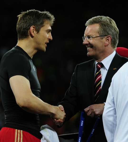 b6eb70b6080bb562482fce042ad23c60-getty-fbl-wc2010-match63-uru-ger.jpg