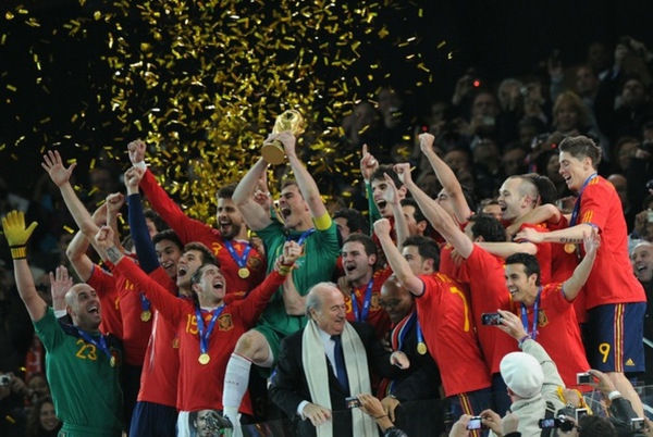 0c120131c6a26e4585ff2a19400e01c6-getty-fbl-wc2010-match64-ned-esp-trophy.jpg