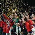 0c120131c6a26e4585ff2a19400e01c6-getty-fbl-wc2010-match64-ned-esp-trophy.jpg