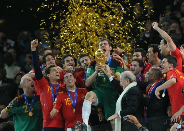 eb42525f2892cda57aa9850ca46fe1c9-getty-fbl-wc2010-match64-ned-esp-trophy.jpg