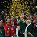 eb42525f2892cda57aa9850ca46fe1c9-getty-fbl-wc2010-match64-ned-esp-trophy.jpg