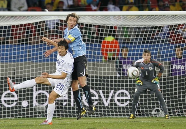0f2d2d00f1fbc2c89b382fd7d05fb1d0-getty-fbl-wc2010-match49-uru-kor.jpg