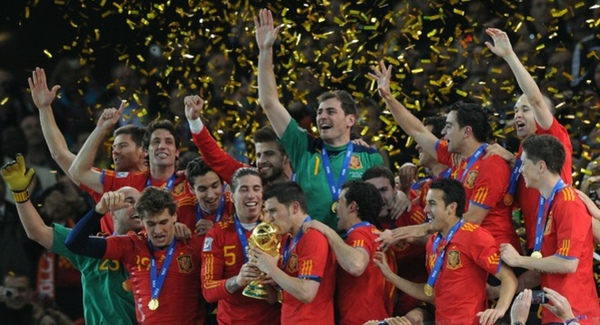 7e0ccb2a67882c60dcc712245af2cd17-getty-fbl-wc2010-match64-ned-esp-trophy.jpg