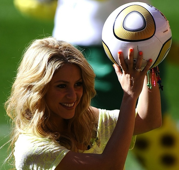 c890a91afa8e35e4285235e92014edd9-getty-fbl-wc2010-safrica-shakira.jpg