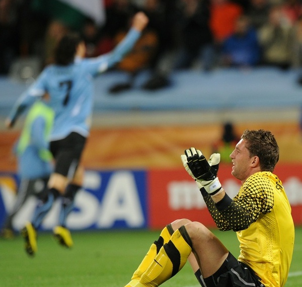 de1760e22311cb2ddb531f2641466d05-getty-fbl-wc2010-match61-uru-ned.jpg