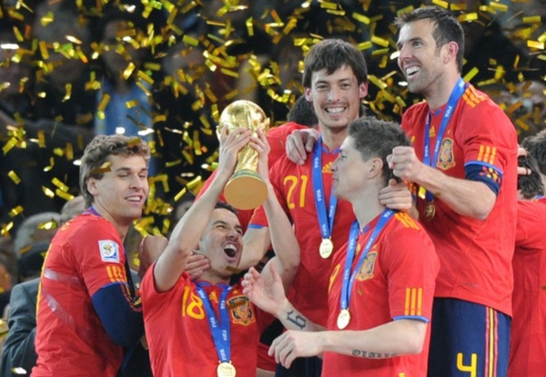 5911f55a3ae6a19d00dfcd931624590f-getty-fbl-wc2010-match64-ned-esp-trophy.jpg