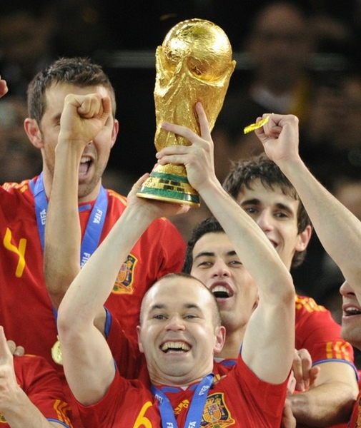 08e037428b191992457a651f2762c706-getty-topshots-fbl-wc2010-match64-ned-esp-trophy.jpg