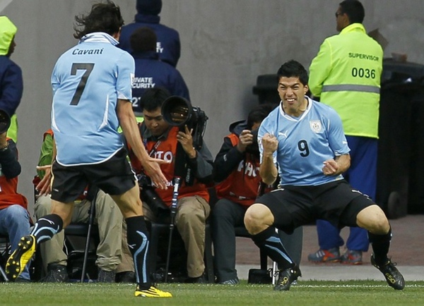 819b3a353aaf0117c40f2b10a8ab4816-getty-fbl-wc2010-match49-uru-kor.jpg