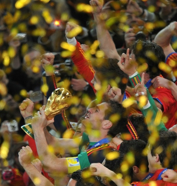 e6cb42801dc196f729bbf63cc7e401b1-getty-fbl-wc2010-match64-ned-esp-trophy.jpg