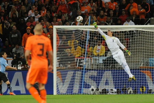 4cc28dade33399a4784235d2c5ccec8d-getty-fbl-wc2010-match61-uru-ned.jpg