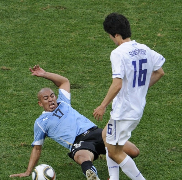 5e102fee84dfb9865a1e13a5bf6804a0-getty-fbl-wc2010-match49-uru-kor.jpg