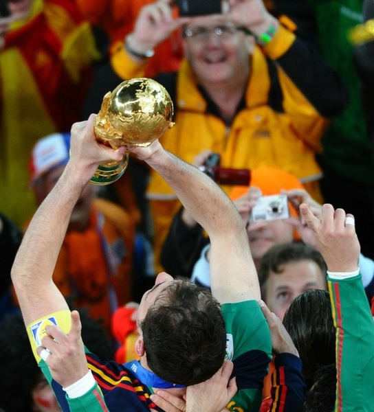 3f2b2fd6071143342d59f3f56d29c666-getty-fbl-wc2010-match64-ned-esp-trophy.jpg