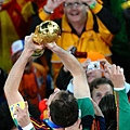 3f2b2fd6071143342d59f3f56d29c666-getty-fbl-wc2010-match64-ned-esp-trophy.jpg