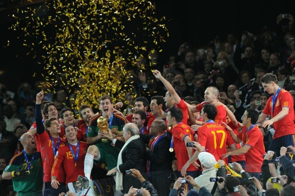 e0358038f34358bd5f96eb4213128ec2-getty-fbl-wc2010-match64-ned-esp-trophy.jpg