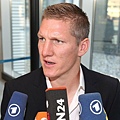 c2e5b20d5e1823fc87d7ae2fd5a3dfe6-getty-fbl-wc2010-ger-arrival-frankfurt-schweinsteiger.jpg