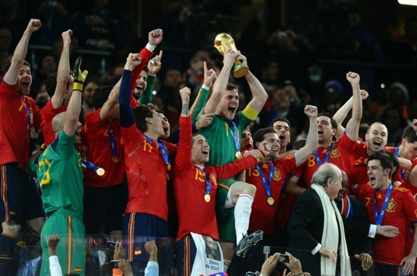 c65e0541e1d0e31e7a5db32a9bef861e-getty-fbl-wc2010-match64-ned-esp-trophy.jpg