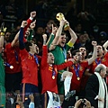 c65e0541e1d0e31e7a5db32a9bef861e-getty-fbl-wc2010-match64-ned-esp-trophy.jpg