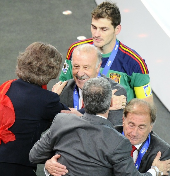 d604f3b6d482da85ca65ebbc3adb8849-getty-fbl-wc2010-match64-ned-esp-trophy.jpg