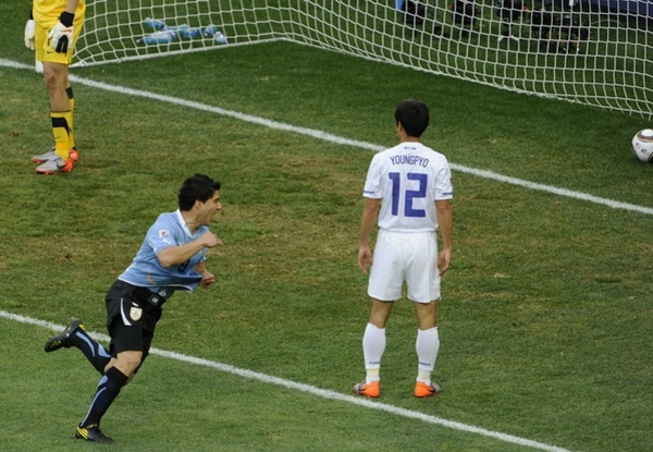 6b73027e3c0cbe43ba6588cba8b4184b-getty-fbl-wc2010-match49-uru-kor.jpg