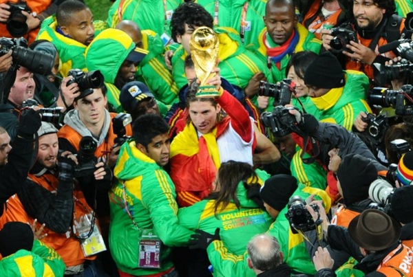 50bbecbe2e16a87989ebae2399549a40-getty-fbl-wc2010-match64-ned-esp-trophy.jpg