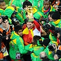 50bbecbe2e16a87989ebae2399549a40-getty-fbl-wc2010-match64-ned-esp-trophy.jpg