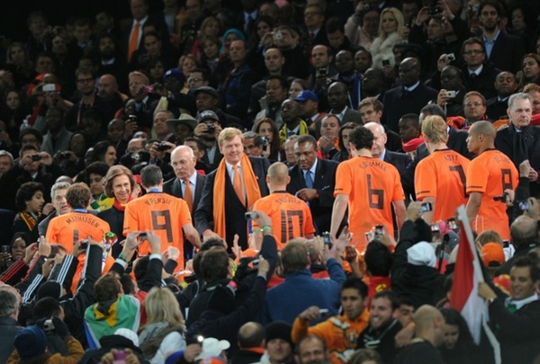 4a047dcaed6c8033d61a8f26261f4d24-getty-fbl-wc2010-match64-ned-esp-trophy.jpg