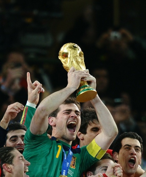 09c7e3c613dc2cf6893482bd39b54d7a-getty-fbl-wc2010-match64-ned-esp-trophy.jpg