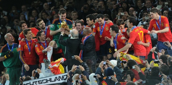 f1e9485e017899531e83f3f792360f96-getty-fbl-wc2010-match64-ned-esp-trophy.jpg