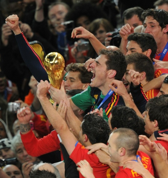 a0674b3ca9e733e2fa5536c2ca3af1c9-getty-fbl-wc2010-match64-ned-esp-trophy.jpg