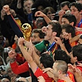 a0674b3ca9e733e2fa5536c2ca3af1c9-getty-fbl-wc2010-match64-ned-esp-trophy.jpg