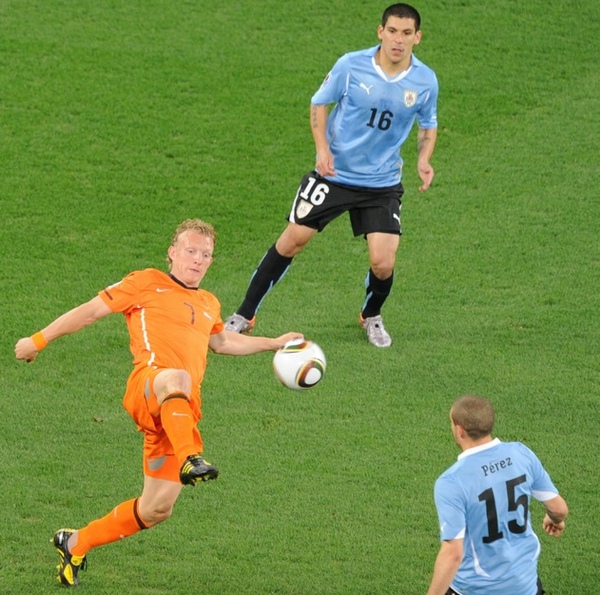 ba2297dd7a649069a252e8b2dc4036af-getty-fbl-wc2010-match61-uru-ned.jpg