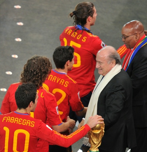 d753b00beec234507dd287fe6e96e319-getty-fbl-wc2010-match64-ned-esp-trophy.jpg