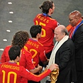 d753b00beec234507dd287fe6e96e319-getty-fbl-wc2010-match64-ned-esp-trophy.jpg