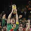 518cdf730a574e830068bf7c34177c36-getty-fbl-wc2010-match64-ned-esp-trophy.jpg