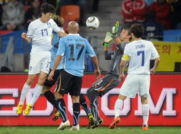 53c29a943e1754792aa7922a82f8da8f-getty-fbl-wc2010-match49-uru-kor.jpg