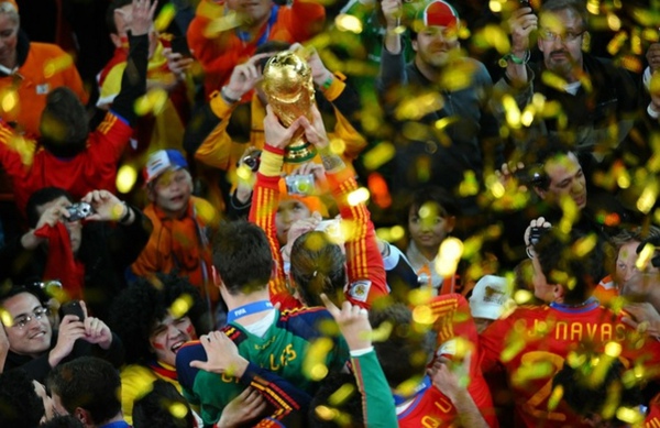 3aecbd5a0a74acf94e42ef7c6fe0a7b9-getty-fbl-wc2010-match64-ned-esp-trophy.jpg