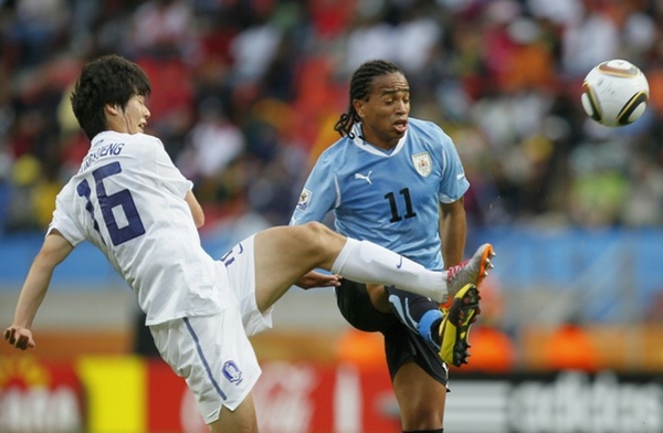 553bfd05b730ff997c2f7dfccffe661a-getty-fbl-wc2010-match49-uru-kor.jpg