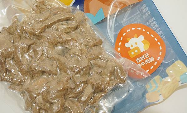 DSC09529.JPG 六道料理:
第一道 ♥ 法式雞里肌佐甜菜醬
第二道 ♥ 法式香酥雞佐芝麻醬
第三道 ♥ 印度雞柳佐薑黃咖哩
第四道 ♥ 佛羅倫斯嫩雞佐菠菜醬
第五道 ♥ 西班牙烤牛肉絲(牛後臀肉)
第六道 ♥地中海虱目魚皮脆餅