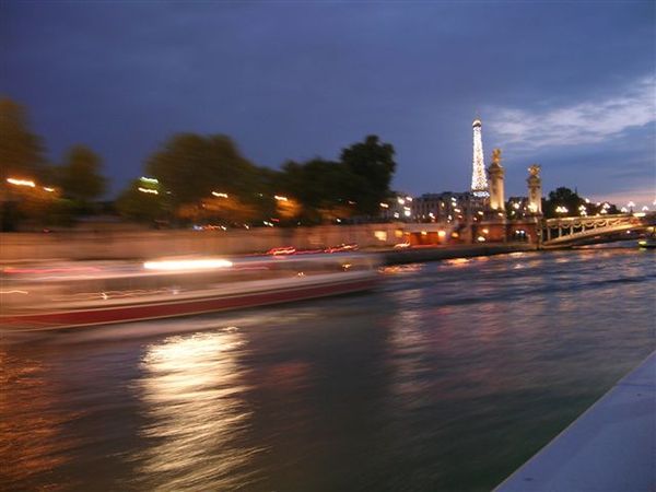 在河上看巴黎鐵塔的燈光秀, 超美的!
