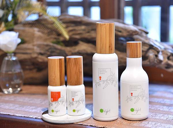 【圖一】國際大獎最閃耀新星,黃金枸杞根抗老系列首度在台問世!悉心呵護臉部細緻肌膚,開啟全面抗老保養新趨勢!左起為:枸杞恆潤撫紋菁萃、枸杞晶透活顏菁露、枸杞賦活水凝萃化妝水、枸杞平衡淨顏露.JPG 【圖一】國際大獎最閃耀新星,黃金枸杞根抗老系列首度在台問世!悉心呵護臉部細緻肌膚,開啟全面抗老保養新趨勢!左起為:枸杞恆潤撫紋菁萃、枸杞晶透活顏菁露、枸杞賦活水凝萃化妝水、枸杞平衡淨顏露.JPG