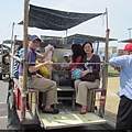 99.04.10喜鴻旅行設育材國小媽媽團採蚵車 (2).JPG