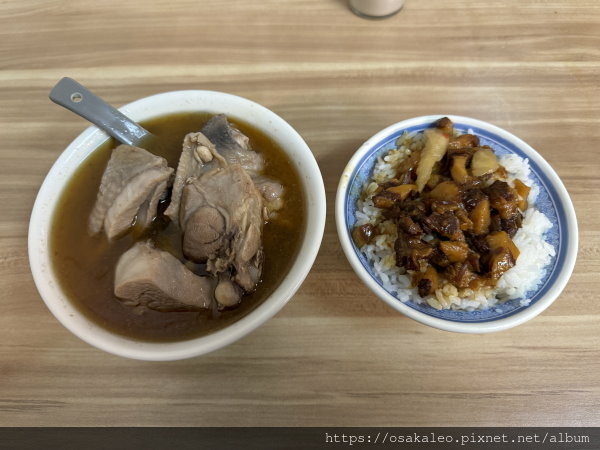 [食記] 台北 施家麻油腰花 魯肉飯、麻油雞湯